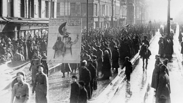 俄国二月革命时，工人上街抗议，士兵保护
